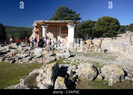 Knossos, les touristes visiter les vestiges du palais Banque D'Images