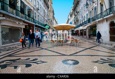 Boutiques et restaurants sur la rue Augusta, la principale rue commerçante, Lisbonne, Portugal, Europe Banque D'Images