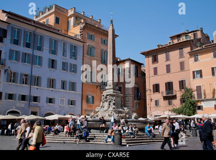 Fontaine du panthéon (Fontana del Pantheon) dans la Piazza della Rotonda en face de la Panthéon romain, Rome, Latium, Italie Banque D'Images