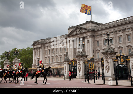 À la Household Cavalry Parade 2012 la cérémonie des couleurs sur le Mall et à Buckingham Palace, Londres, Angleterre, Royaume-Uni Banque D'Images