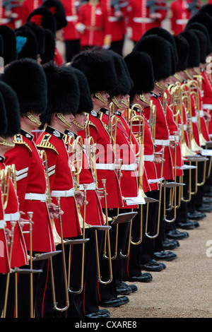 Des soldats à la parade la couleur 2012, défilé de l'anniversaire de la Reine, Horse Guards, Whitehall, Londres, Angleterre, Royaume-Uni Banque D'Images