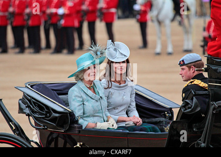 La duchesse de Cornouailles, duchesse de Cambridge et le prince Harry, défilé de l'anniversaire de la Reine, Whitehall, Londres Banque D'Images