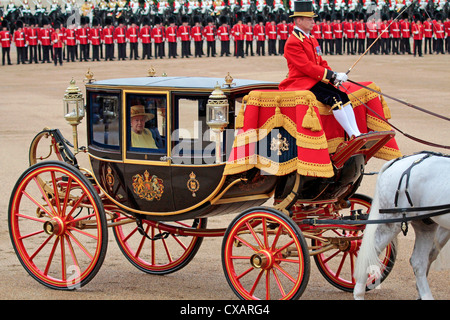 Sa Majesté la Reine, la Parade du Color 2012, l'anniversaire de la Reine, parade des Horse Guards, Whitehall, Londres, Angleterre, Royaume-Uni Banque D'Images