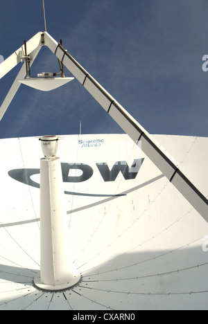 Berlin, Allemand Welle TV antenne satellite sur un toit Banque D'Images