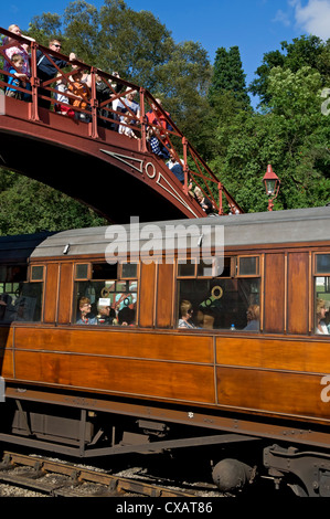 Personnes touristes visiteurs sur la passerelle Goathland Railway train Station en été NYMR North Yorkshire Angleterre Royaume-Uni GB Grande-Bretagne Banque D'Images