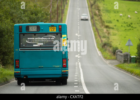 Un bus arriva bus galles sur l'A470 en route Mid Wales UK Banque D'Images