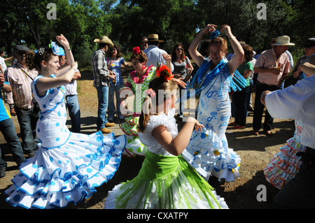 La danse des femmes en robe flamenco nationale sur la voie lors des Romaria. Banque D'Images