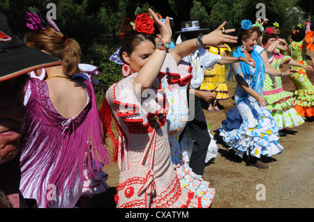 La danse des femmes en robe flamenco nationale sur la voie lors des Romaria. Banque D'Images