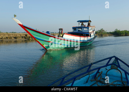 Voile sur les voies navigables dans le delta de l'Irrawaddy, le Myanmar (Birmanie), l'Asie