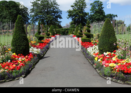 Un chemin à travers les plantes de literie d'été dans le jardin clos de Bellahouston Park, Glasgow, Écosse, Royaume-Uni Banque D'Images