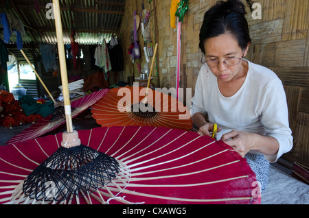 Femme au travail à l'atelier d'un parapluie, Pathein, Delta de l'Irrawaddy, le Myanmar (Birmanie), l'Asie Banque D'Images