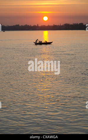 Bateau à rames traditionnelles sur la rivière au coucher du soleil, Pathein, Delta de l'Irrawaddy, Myamar (Birmanie), l'Asie Banque D'Images