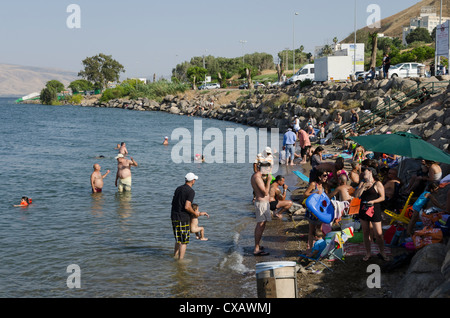 Les gens se baigner dans la mer de Galilée, de Tibériade, Israël, Moyen Orient Banque D'Images