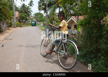 Jeune garçon sur un vélo, Waikkal, Sri Lanka Banque D'Images