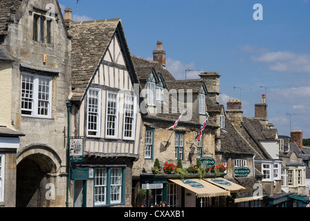 Vue vers le bas de la rue High Street, Burford, Oxfordshire, Angleterre, Royaume-Uni, Europe Banque D'Images