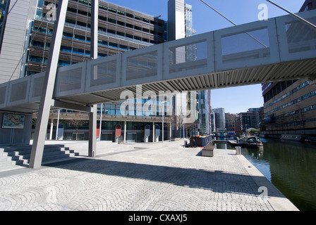 La nouvelle architecture de développement aux côtés du bassin de Paddington, partie de la Regent's Canal, London, W2, Angleterre, Royaume-Uni Banque D'Images