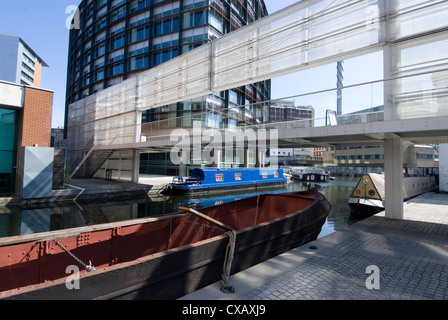 La nouvelle architecture de développement aux côtés du bassin de Paddington, partie de la Regent's Canal, London, W2, Angleterre, Royaume-Uni Banque D'Images