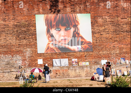 Exposition d'art photographique illustrant la tragédie de la guerre par Reza sur les banques du fleuve Garonne Toulouse Midi-Pyrénées France Banque D'Images