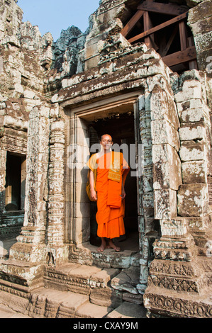 Le moine bouddhiste au temple Bayon, Angkor Temples, UNESCO World Heritage Site, Siem Reap, Cambodge, Indochine, Asie du Sud-Est, l'Asie Banque D'Images