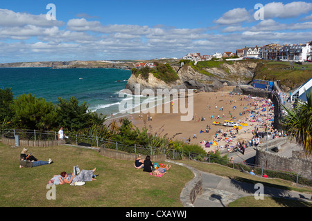 Les gens se détendre dans parc au-dessus de la plage de Towan, Newquay, Cornwall, Angleterre, Royaume-Uni, Europe Banque D'Images