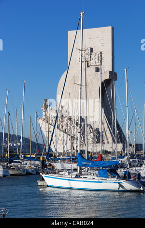 Monument des Découvertes à travers marina Doca de Belem, Belém, Lisbonne, Portugal, Europe Banque D'Images