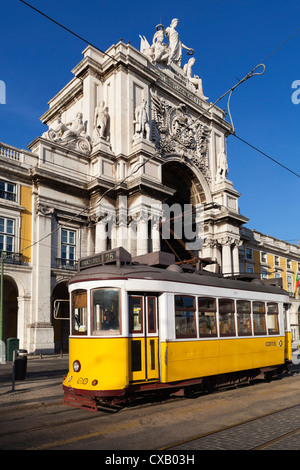 Le Tramway (electricos) ci-dessous l'Arco da Rua Augusta à Praca do Comercio, la Baixa, Lisbonne, Portugal, Europe Banque D'Images