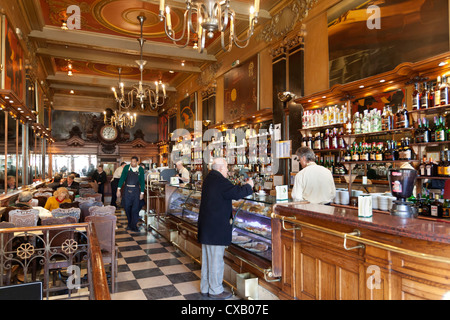 Intérieur de la Brasileira vieux-style coffee house, Baixa Chiado, Lisbonne, Portugal, Europe Banque D'Images