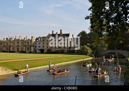 Promenades en barque sur la rivière Cam, Dos, Clare College, Cambridge, Cambridgeshire, Angleterre, Royaume-Uni, Europe Banque D'Images