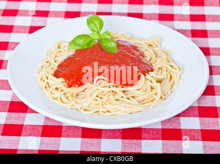 Plat de spaghetti avec sauce sur table cloth Banque D'Images