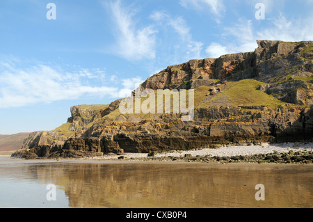 Falaises côtières à Rhossili, vu du dessous, à marée basse, la péninsule de Gower, au Pays de Galles, Royaume-Uni, Europe Banque D'Images
