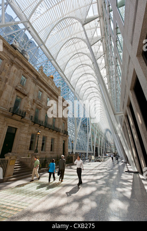 Les piétons qui se promènent dans la galerie de l'atrium, Brookfield Place, précédemment connu sous le nom de BCE Place, Toronto, Ontario, Canada Banque D'Images