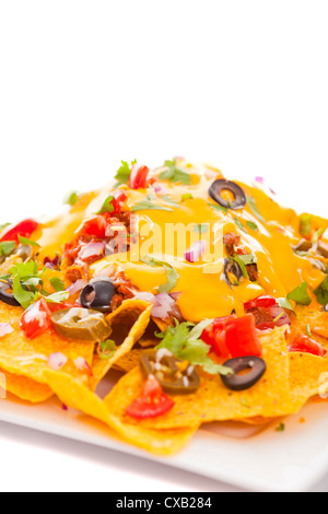 Assiette de nachos frais avec une sauce au fromage jalapeno épicé Banque D'Images