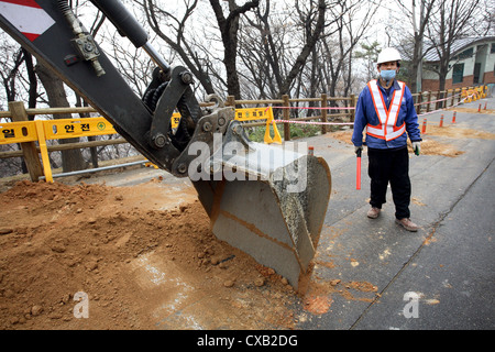 Séoul, la construction de routes, les travailleurs de la construction portant des masques chirurgicaux Banque D'Images