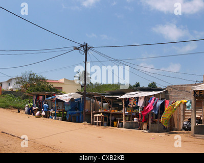 Les étals de vente de fruits et légumes, des vêtements etc. Ponta do Ouro, dans le sud du Mozambique. Banque D'Images