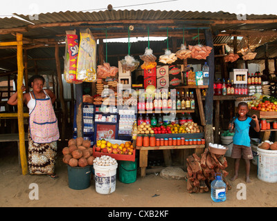 Femme et enfant de décrochage en bordure de vendre de la nourriture, des boissons etc. Ponta do Ouro, dans le sud du Mozambique. Banque D'Images