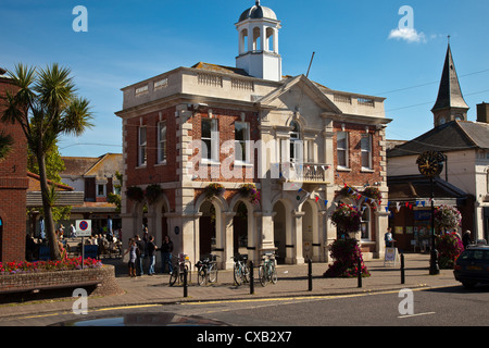 Hôtel de ville et de l'horloge sur la rue de Christchurch Dorset England UK. Banque D'Images