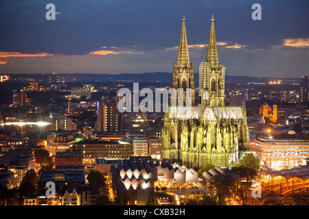 La cathédrale de Cologne illuminée pendant l'heure bleue, Cologne, Rhénanie du Nord-Westphalie, Allemagne, Europe Banque D'Images