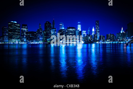 Lower Manhattan à New York en une lueur bleue à nuit Banque D'Images