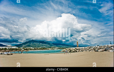 Vue spectaculaire sur les montagnes d'une plage de Puerto Banus, près de Marbella en Espagne Banque D'Images