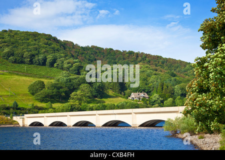 A57 Pont de route au-dessus d'un réservoir plein de Ladybower Derbyshire Peak Parc national du district Derbyshire Angleterre GB Europe Banque D'Images