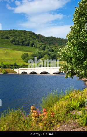 A57 Pont de route au-dessus d'un réservoir plein de Ladybower Derbyshire Peak Parc national de district Derbyshire Angleterre Royaume-Uni GB UE Europe Banque D'Images