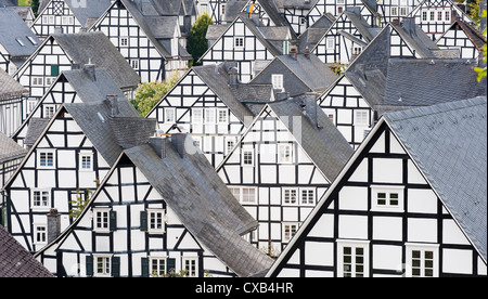 De nombreuses maisons anciennes à colombages dans village de Siegerland Allemagne Freudenberg Banque D'Images