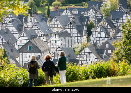 De nombreuses maisons anciennes à colombages dans village de Siegerland Allemagne Freudenberg Banque D'Images