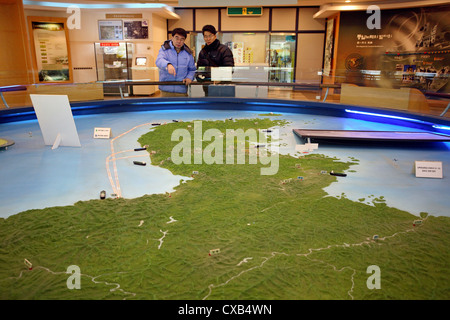 Odusan, les touristes regardent une maquette de la Corée du Nord et du Sud en Odusan Observatoire de l'Unification Banque D'Images