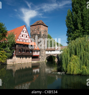 Voir l'historique de la cave ou Weinstadel, tour d'eau et de façon ou d'Henkersteg à côté de la rivière Pegnitz à Nuremberg, Allemand Banque D'Images