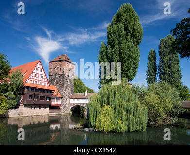 Voir l'historique de la cave ou Weinstadel, tour d'eau et de façon ou d'Henkersteg à côté de la rivière Pegnitz à Nuremberg, Allemand Banque D'Images