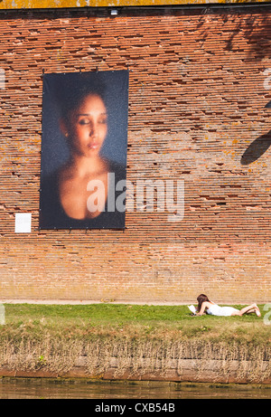 Exposition d'art photographique illustrant la tragédie de la guerre par Reza sur les banques du fleuve Garonne Toulouse Midi-Pyrénées France Banque D'Images