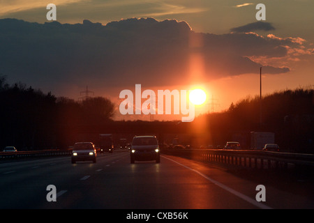 Hanovre, le coucher du soleil sur l'A2 en direction de Berlin Banque D'Images