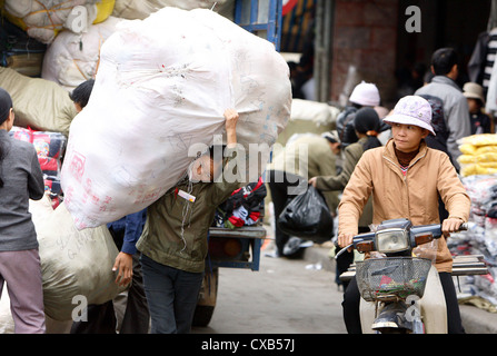 Un ouvrier travaillant sur le marché de Dong Xuan Cho Banque D'Images