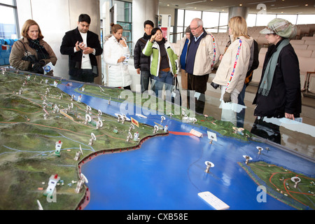 Odusan, les touristes regardent une maquette de la frontière avec la Corée du Nord en Odusan Observatoire de l'Unification Banque D'Images